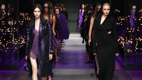 vestiti versace donna 2022|Versace: le foto della sfilata Primavera Estate 2022 .